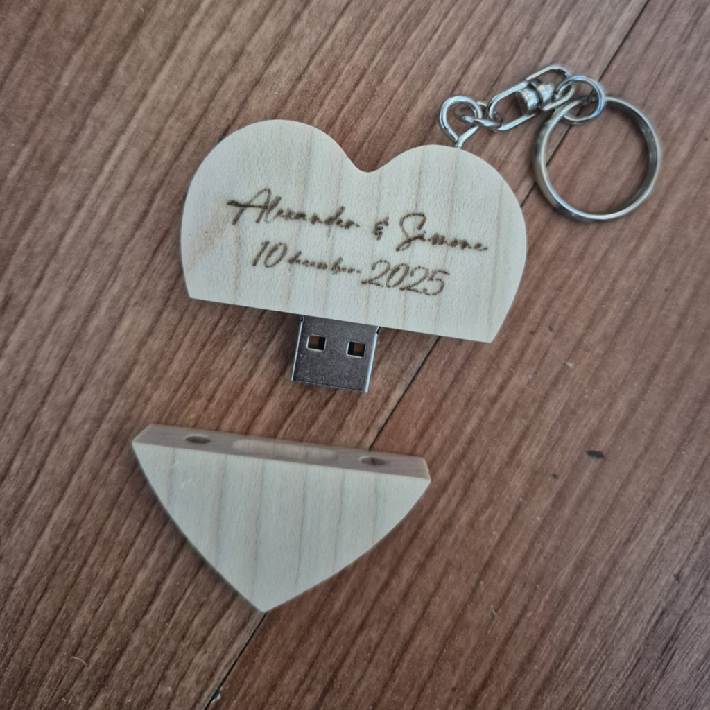 Gegraveerde hartvormige USB-stick